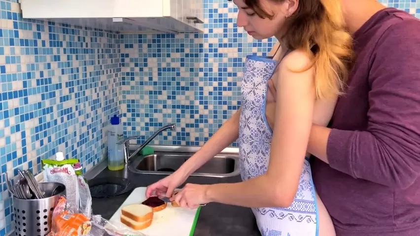 Опытная девка в голубом платье побаловала приятеля минетом на кухне