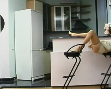 Смотреть порно: Парень подглядывает как блядь мастурбирует жопу твердым самотыком