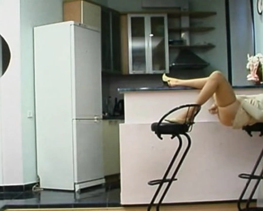 Смотреть порно: Парень подглядывает как блядь мастурбирует жопу твердым самотыком