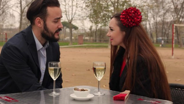 Секс на природе с красивой девушкой в платье после бокала вина