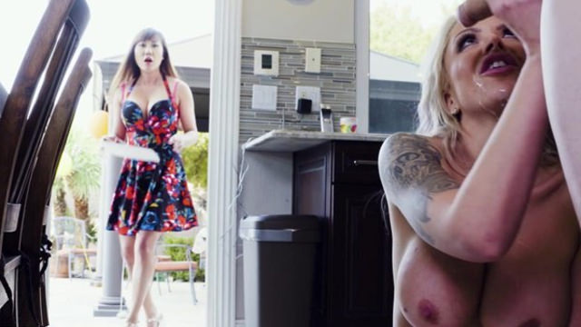 Парень изменяет девушке с её сногсшибательной мамашей