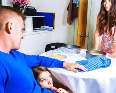 Смотреть порно: Красотка спалила как подруга сосет член и захотела тоже