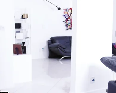 Смотреть порно: Сочная телочка случайно проходила и застукала, как парень яростно дрочит