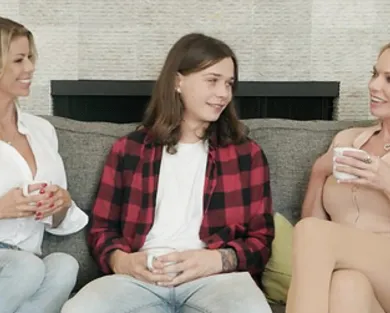 Смотреть порно: Мамкам понравился молодой паренек и они сделали его счастливее