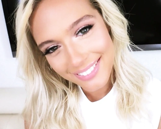 Смотреть порно: Жизнерадостная милашка сосет и стонет как профессионалка