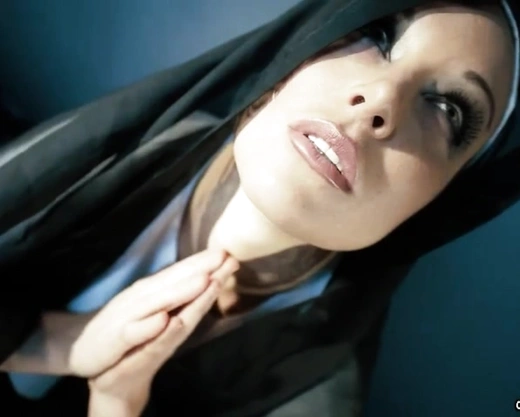 Смотреть порно: Красивая манашка смачно мастурбирует во время вечерней молитвы