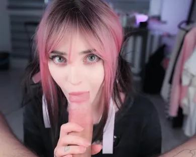 Смотреть порно: Милая девушка делает минет парню с большим членом