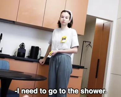 Смотреть порно: Привет, я Аня и буду убирать твой номер...