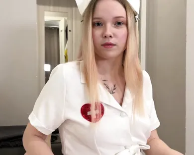 Смотреть порно: Русская медсестра лечит парня большими сиськами