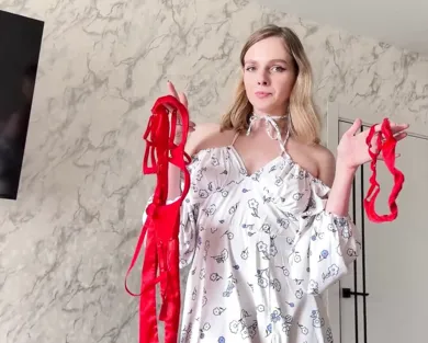 Смотреть порно: Жена вернулась домой с покупками и все это закончилось сексом - русское порно с сюжетом