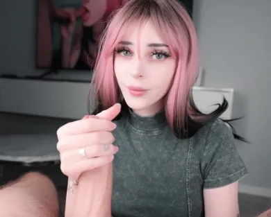 Смотреть порно: Девушка с красивой киской и прической любит секс в тугую киску