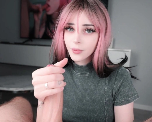 Смотреть порно: Девушка с красивой киской и прической любит секс в тугую киску