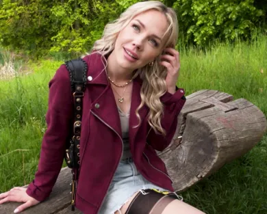 Смотреть порно: Красотка не дождалась друга и дала пикаперу!