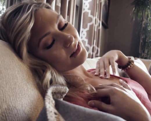 Смотреть порно: Очень страстный секс с красивой девушкой