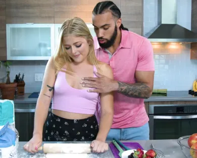 Смотреть порно: Доставил девушке оргазм прямо на кухонном столе