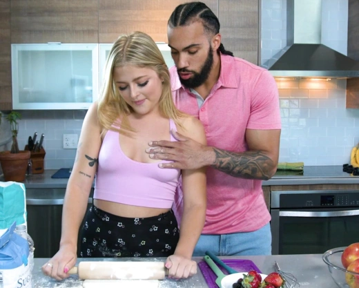 Смотреть порно: Доставил девушке оргазм прямо на кухонном столе