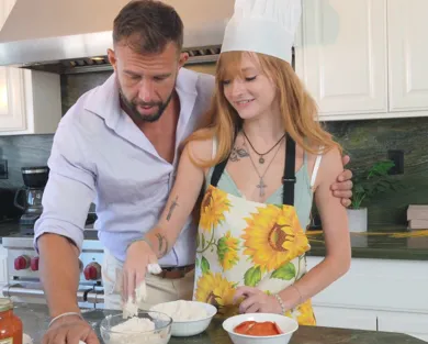 Смотреть порно: Секс на кухне со зрелым мужчиной и молодой девушкой с рыжей киской