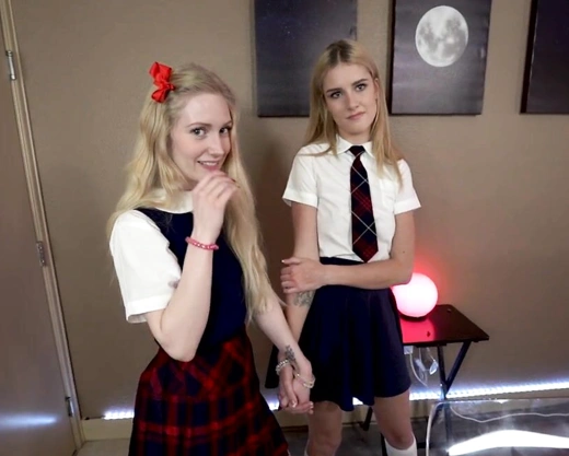 Смотреть порно: Взрослый мужик оприходовал сразу двух впихабельных падчериц