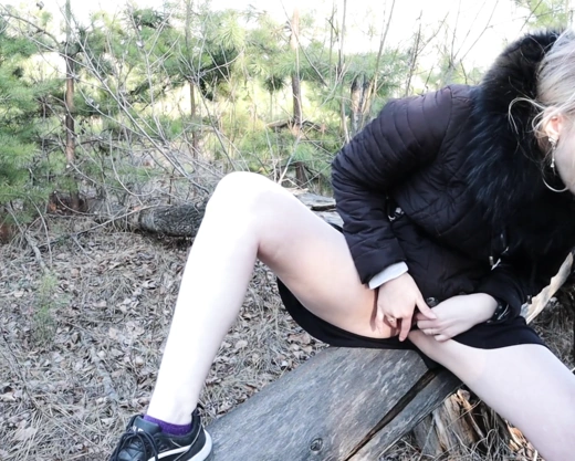 Смотреть порно: Русская блондинка трахнулась с незнакомцем на улице и получила сперму внутрь