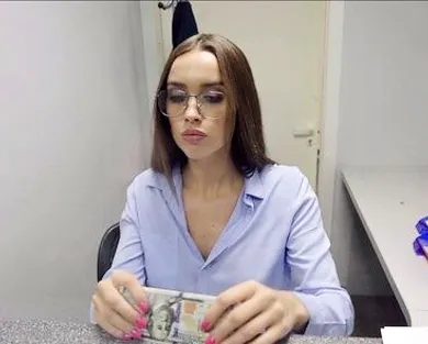 Сексуальная касирша трахнулась с клиентом прямо в банке