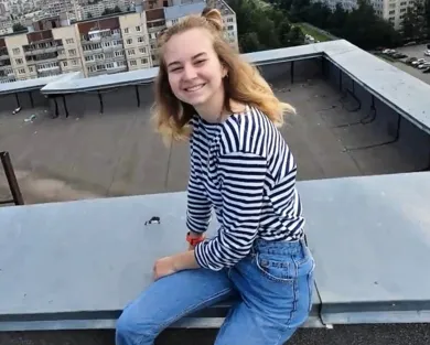 Смотреть порно: Привел русскую девушку на крышу, дал в рот и вытрахал раком