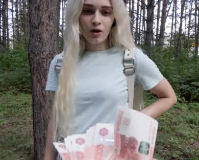 Смотреть порно: Русская красотка не смогла отказаться от денег и дала незнакомцу прямо в парке