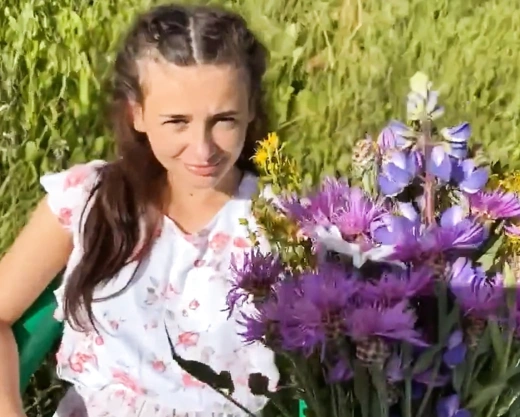 Смотреть порно: Сельская девушка повелась на городского пикапера и дала ему в поле