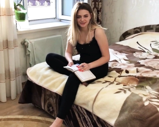 Смотреть порно: Русская студентка разрешила полапать свое тело за то что помог с английским