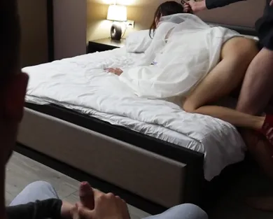 Смотреть порно: Муж куколд смотрит как его невесту трахают в первую брачную ночь!