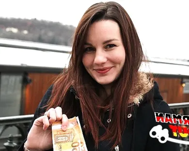 Смотреть порно: Предложил скромняшке деньги, и она изменила парню - прямо на улице!