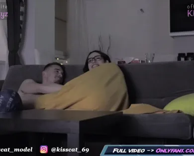 Смотреть порно: Русские брат с сестрой смотрели ютуб, пока не занялись домашним сексом на диване