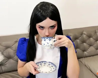 Смотреть порно: Скромная подруга осталась у меня после вечеринки и я её вытрахал по домашнему!