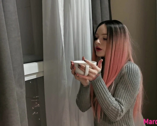 Смотреть порно: Молоденькая девушка замерзла, но парень согрел её анальным сексом