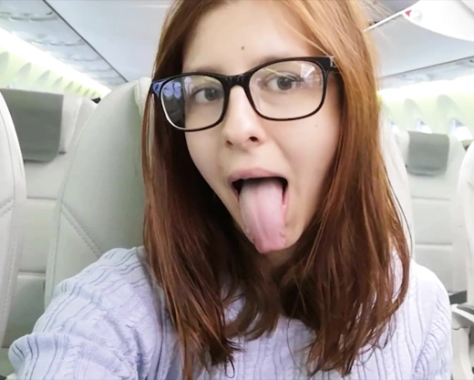 Смотреть порно: Студентке захотелось секса в самолете и она пошла в туалет ласкать киску