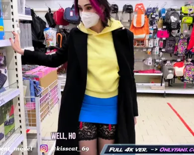 Смотреть порно: Уговорил девушку без комплексов на быстрый секс в туалете