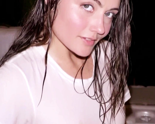 Смотреть порно: Молодая подруга с красивыми сисечками занимается сексом в джакузи! Элитное порно видео!