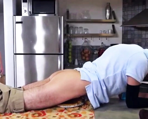 Смотреть порно: Мамка застукала пана на дроячке и решила хорошенько вытрахать его