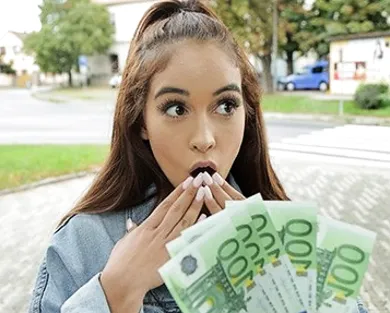 Смотреть порно: Соблазнил на публичный секс за деньги и трахнул красотку прямо на улице