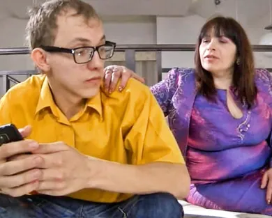 Смотреть порно: Зрелая русская женщина захотела чтобы очкарик трахнул её в большую жопу