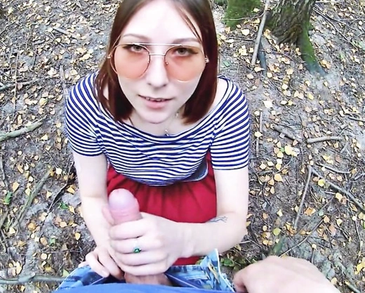 Смотреть порно: Русскую девушку трахают в кустах и кончают в рот в порно от первого лица