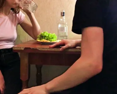 Смотреть порно: Набухал подругу, снял штаны и трахнул по быстрому