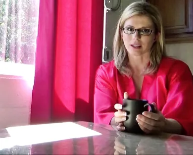 Смотреть порно: Возбуждающая мачеха даёт пасынку шликать себя - главное чтобы отец не узнал