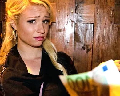 Смотреть порно: Блондинка согласилась на секс в публичном за совсем небольшие деньги