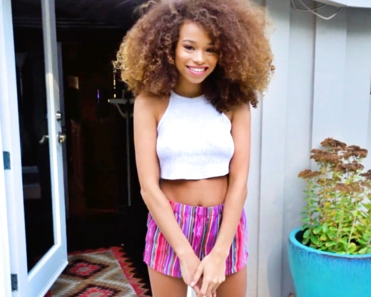 Смотреть порно: Отчим развел на секс падчерицу-мулатку и трахнул когда она заходила к нему в гости