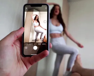 Смотреть порно: Попросила соседа-студента сделать пару фоток, а за это отблагодарила сексом