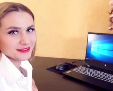 Смотреть порно: Русская красотка вынуждена трахаться с боссом, чтобы поднял зарплату и повысил по должности