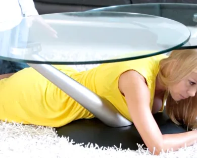 Смотреть порно: Мачеха застряла, а пасынок лапает ее за попку и киску - лижет и трахает