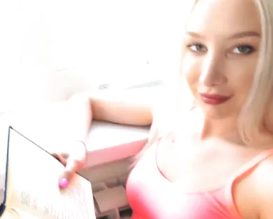 Смотреть порно: Секс с русской блондинкой - парень хочет секса и отвлекает ее