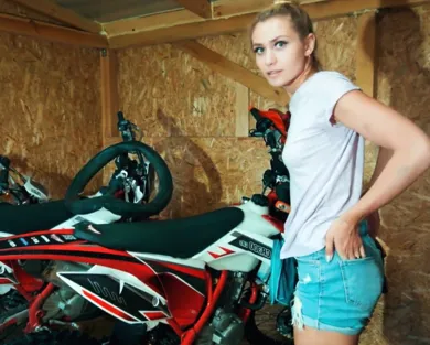 Смотреть порно: Секс с русской красоткой на сервисе по ремонту мотоциклов - порнуха с разговором