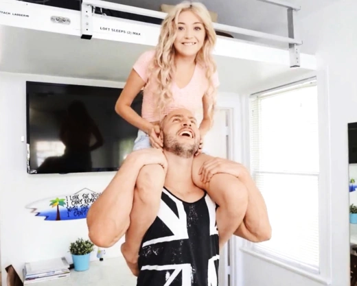 Смотреть порно: Худая и молодая блонди подставляет киску под толстый член накачанного мужика